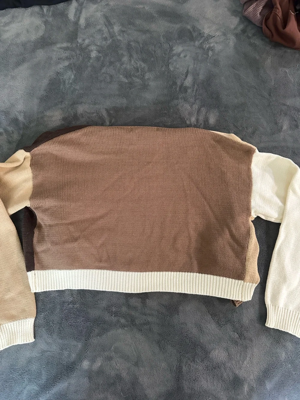 Color block cropped sweater
